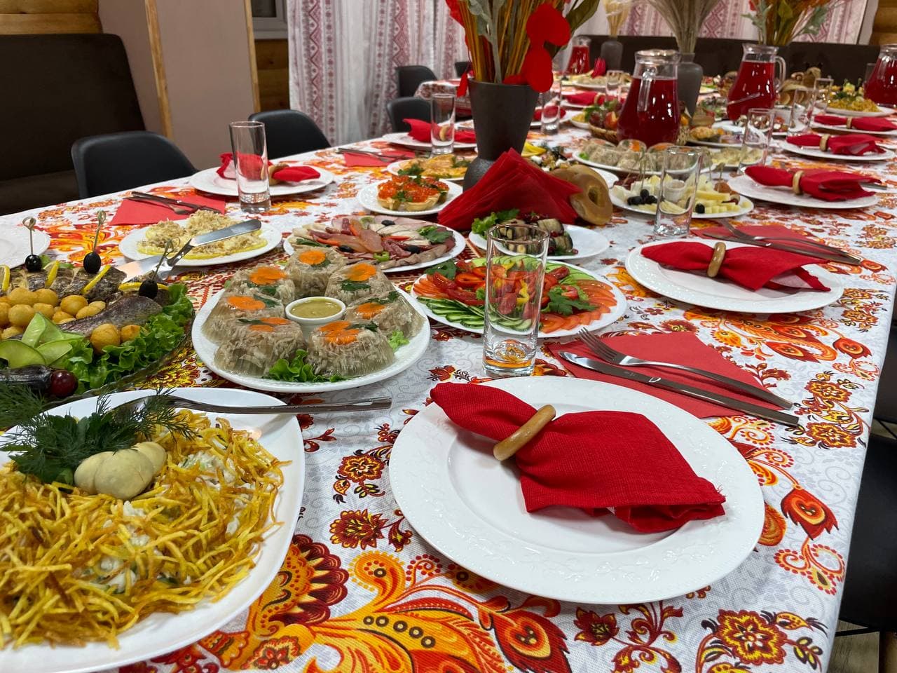Накрытый стол в кафе Емеля